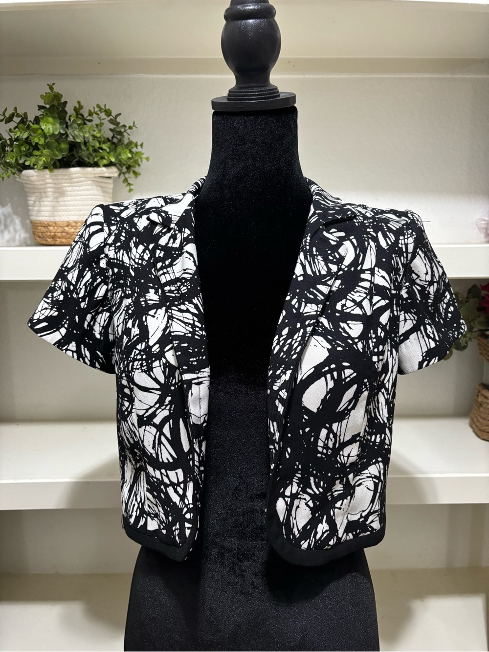 Studio I Black & White Abstract Crop Jacket
